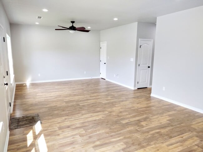 Building Photo - Newly constructed 3/2/1 in Sanger