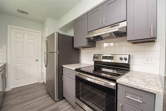 Building Photo - 15822 Bazelbriar Ln