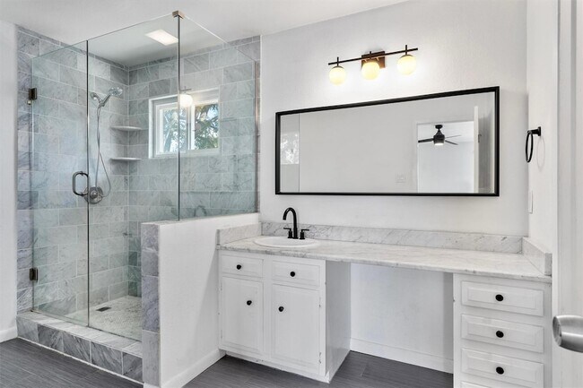 Building Photo - 9809 Meadowheath Dr