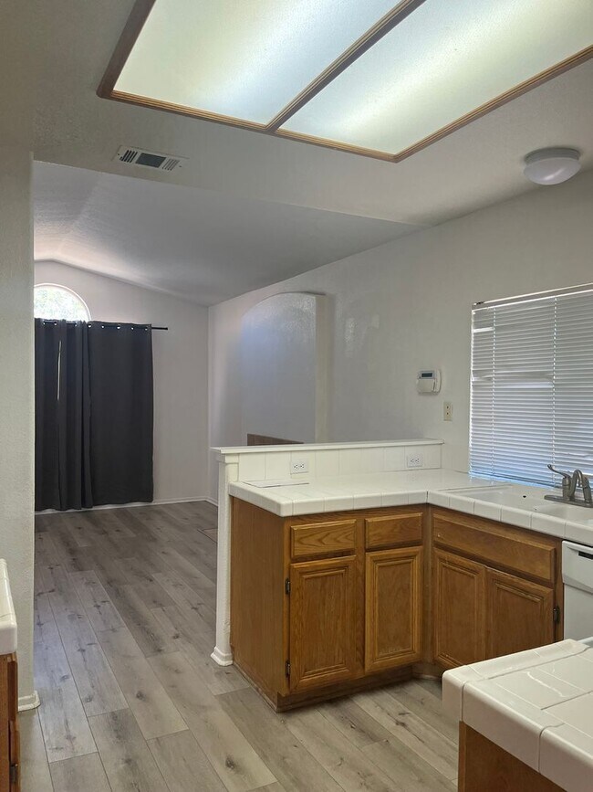 Building Photo - 3 bedroom 2 bathroom Home available in Vic...