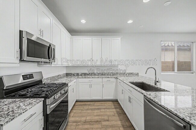 Building Photo - 3241 E Malibu Dr