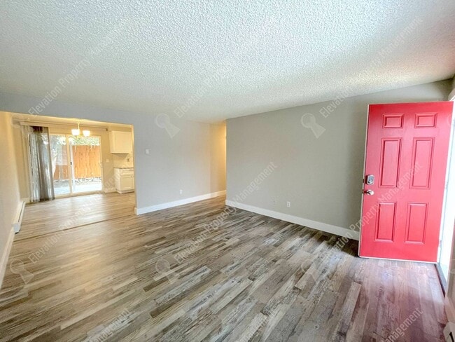 Building Photo - 2 BR in Redmond w/ huge yard