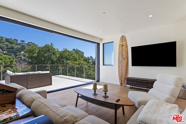 Building Photo - 3843 Rambla Pacifico St