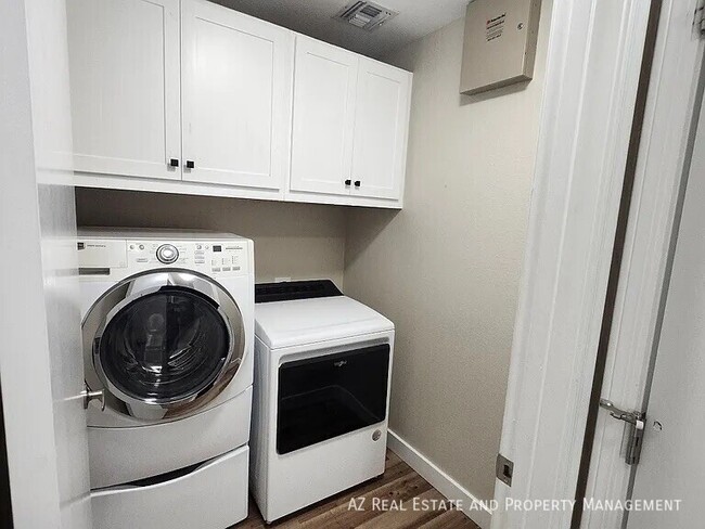 Building Photo - 8642 W Echo Ln