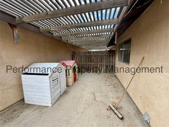 Building Photo - 239 W China Grade Loop