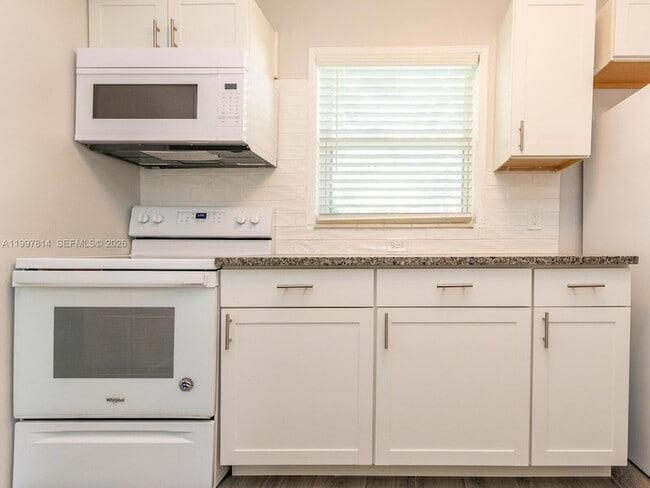 Building Photo - 1413 NW 3rd Ave