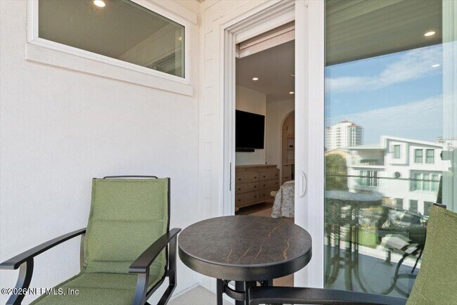 Building Photo - 114 12th Ave S