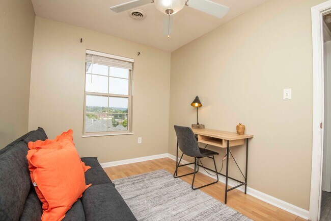 Building Photo - Knoxville 37916 - 3 bedroom, 2 bath condo in UT area, Short term rental considered @ $3400 a mont...