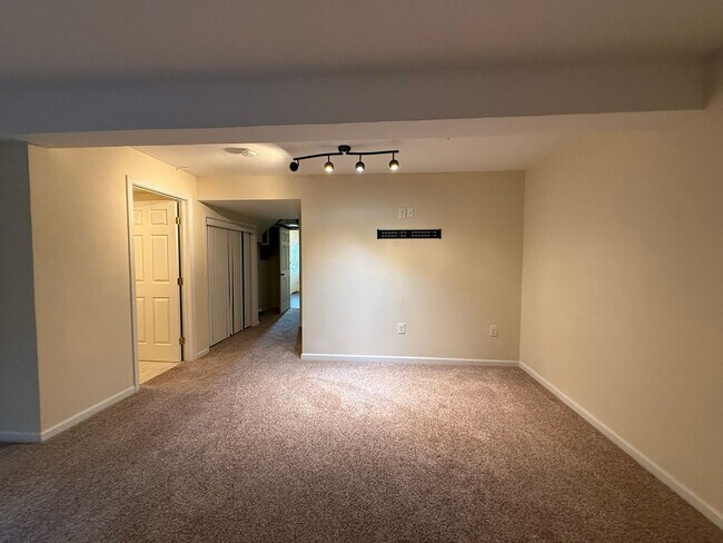 Building Photo - 136 Kestrel Ln