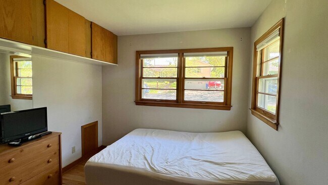 Building Photo - Furnished 2BR Home + Flex | Monona Home w/...