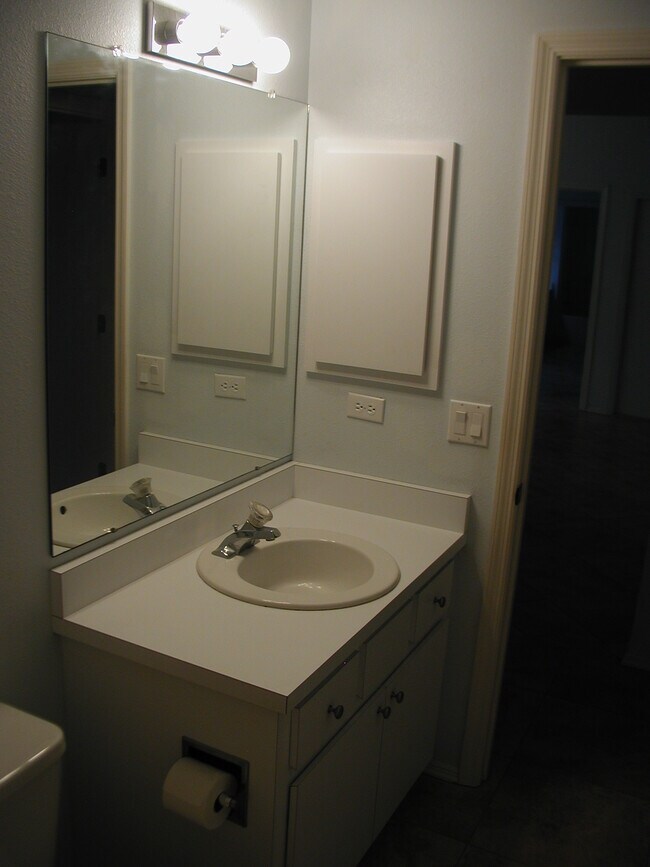 Building Photo - 2643 Atwater Dr