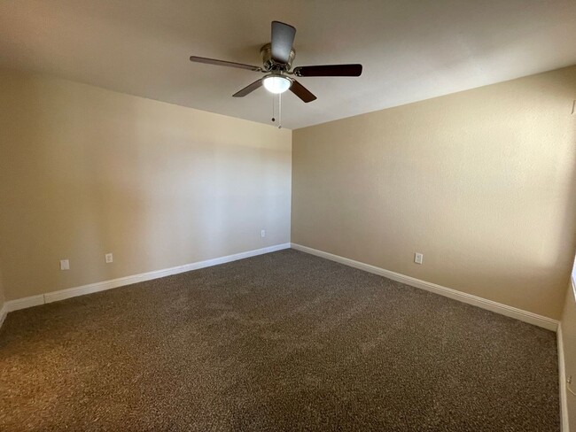 Building Photo - Gorgeous 2nd Floor Unit-Available SOON!