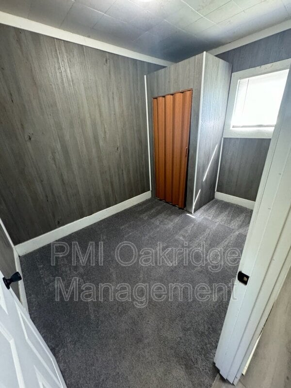 Building Photo - 321 E South St