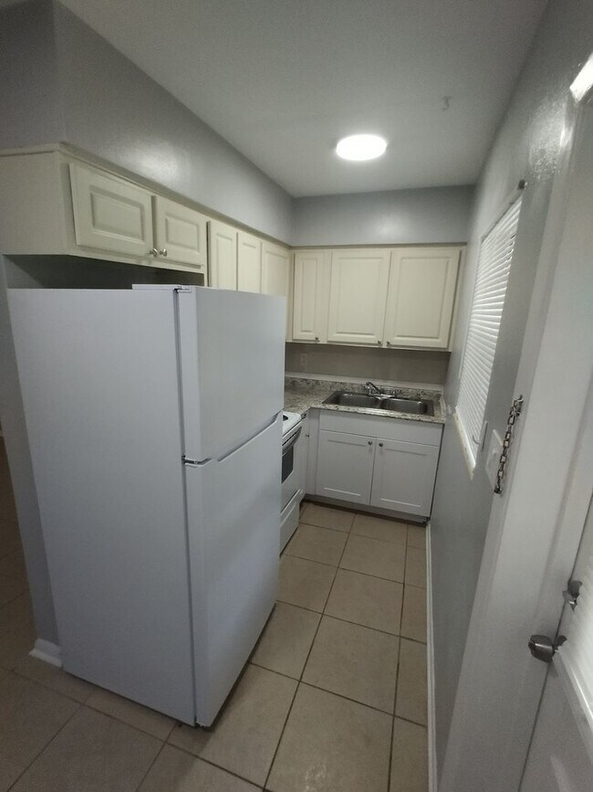 Building Photo - 419 Pineapple St