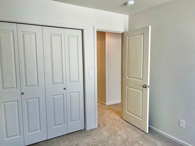 Building Photo - FREE RENT!! NEARLY NEW  HOME IN EZ LIVING ...