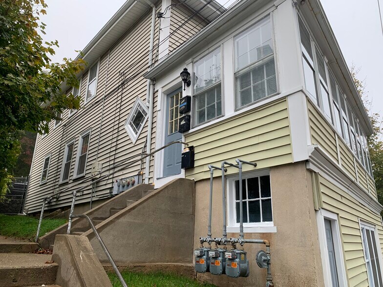 Side entry - 13 Forest Ave