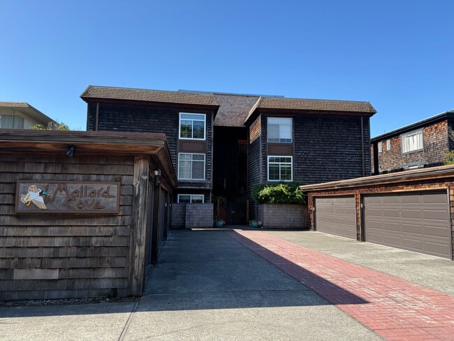 Building Photo - LARGE UPDATED TWO BEDROOM / TWO BATHROOM G...