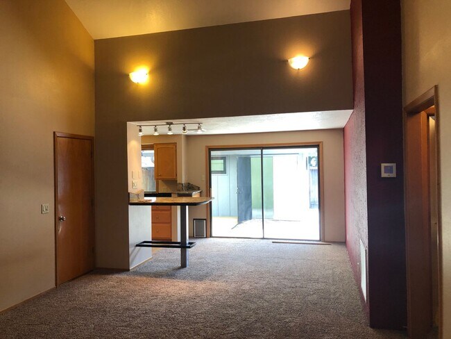 Building Photo - 2-bedroom 2-bathroom duplex with 2 garages in Eugene!