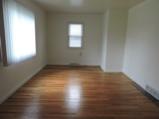 Building Photo - 2 bedroom, 1 bath house