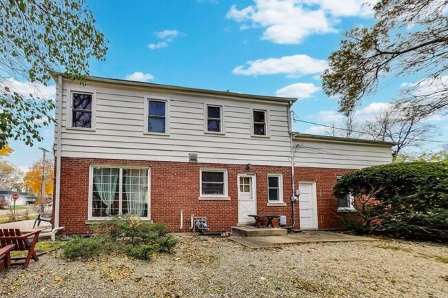 Building Photo - 4350 Bobolink Terrace