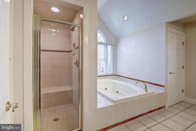 Building Photo - 2082 Hunters Crest Way