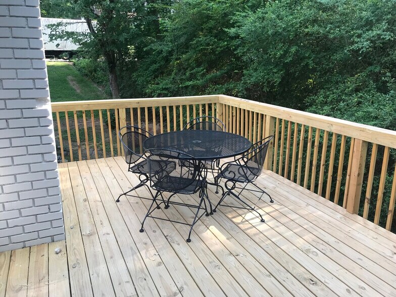 Building Photo - 305 Red Bird Way