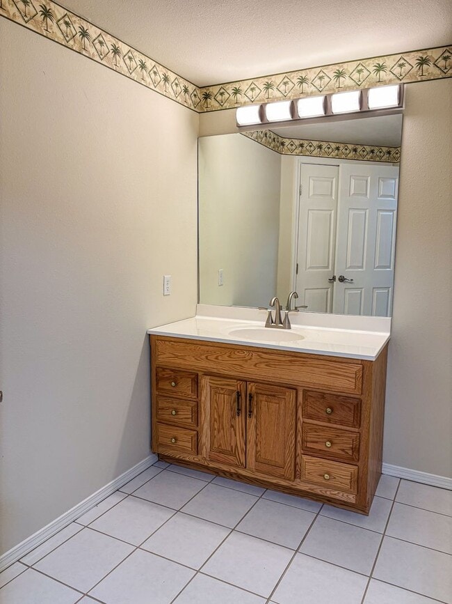 Building Photo - Spacious 4-bedroom, 3-bathroom home located in the Deer Run neighborhood