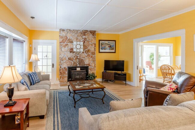 Primary Photo - 640 S Columbia St