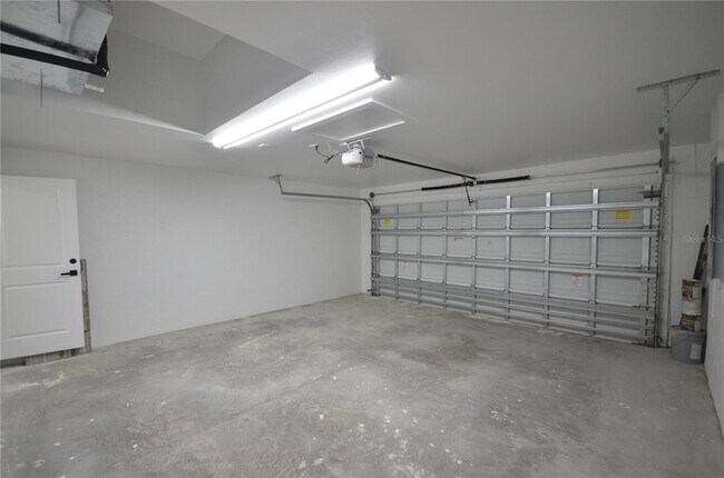 Building Photo - 1242 Hathor St E
