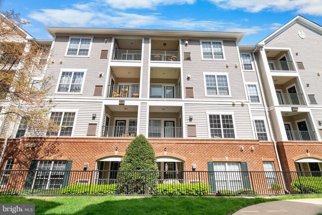 Building Photo - 4852 Eisenhower Ave