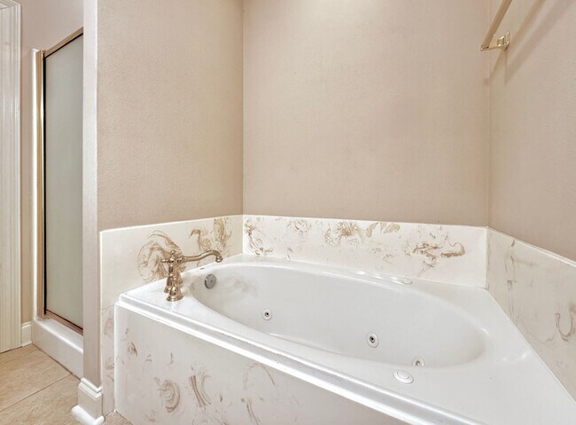 Building Photo - Spacious New Orleans-Style 3BR/2.5BA Townh...
