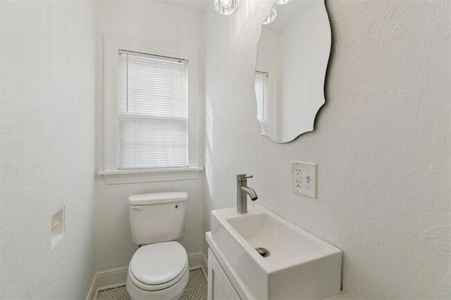 Building Photo - 1905 N Brauer Ave