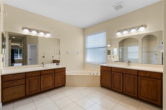 Building Photo - 4905 Legacy Oaks Dr