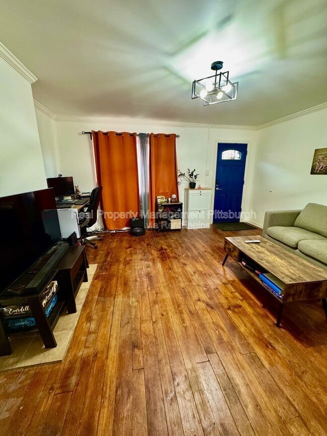 Building Photo - 2218 Sarah St