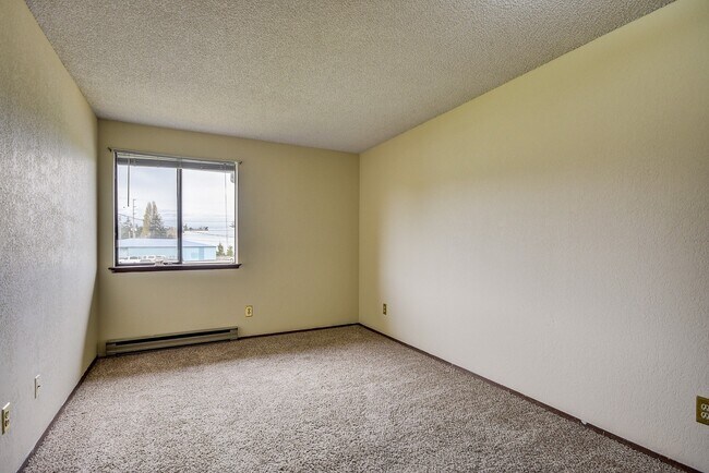 Building Photo - 2 Bed 1 Bath Condo in town