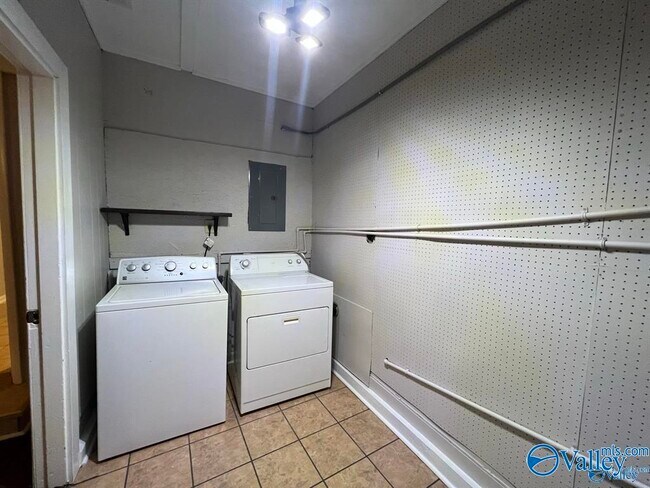 Building Photo - 3415 Mimosa Ln NW