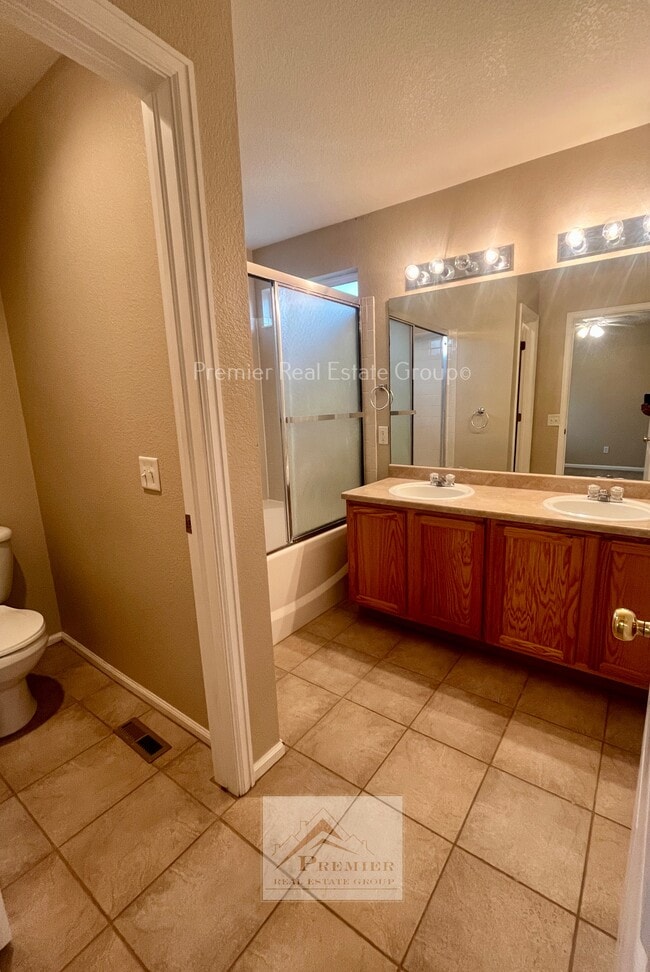 Building Photo - 1622 Woodpark Dr