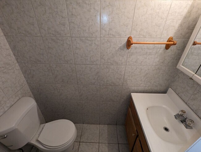 Building Photo - LARGE 4 BEDROOM TOWNHOME