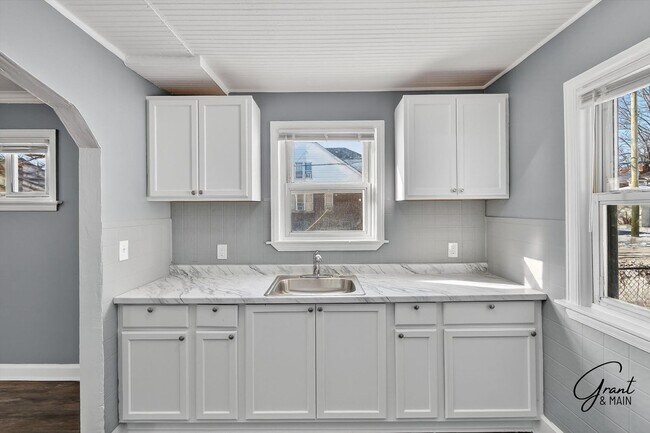 Building Photo - $1200 2 bedroom