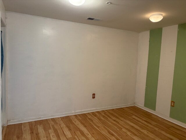 Building Photo - Charming townhouse on Metro bus line, shor...