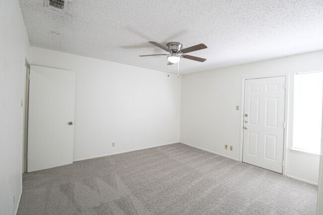 Building Photo - 1327 Julienne Pl