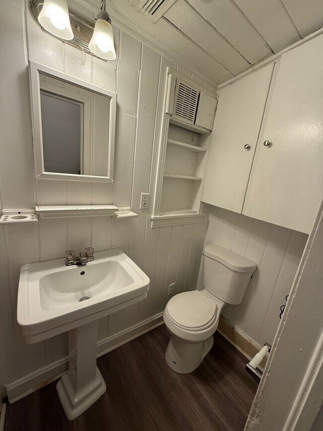 Building Photo - 4 Bed 2 Bath House with Bonus Room and Fen...