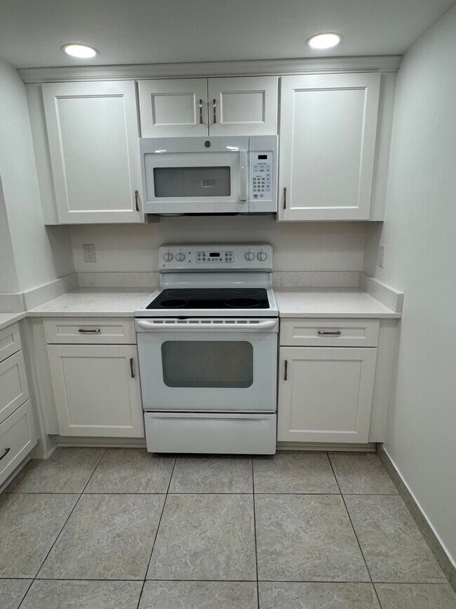 Building Photo - 5200 N Flagler Dr