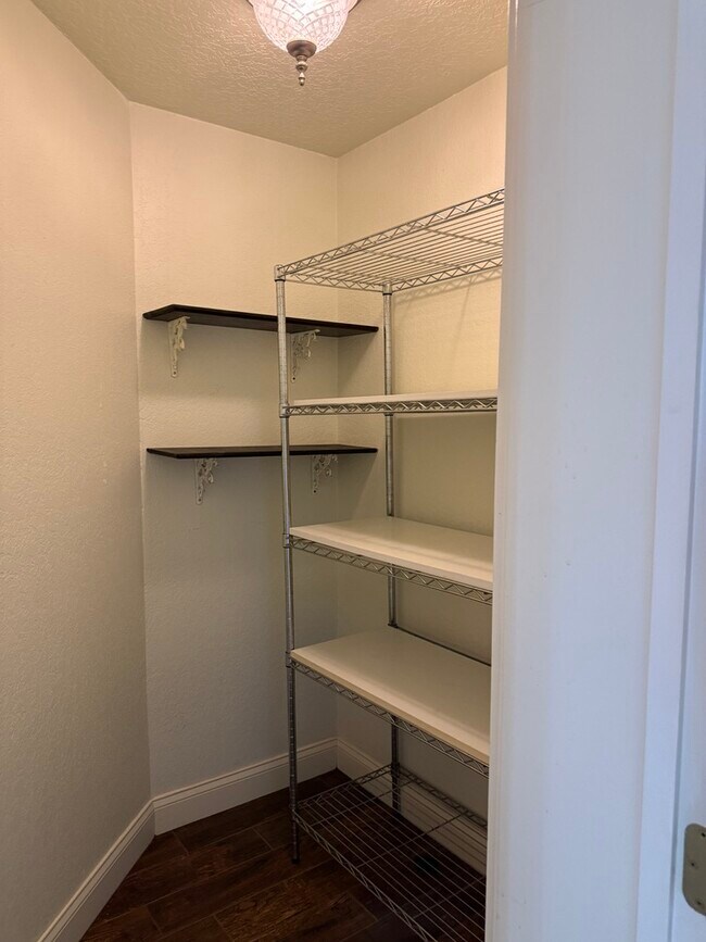 Building Photo - 430 Gehr Ln