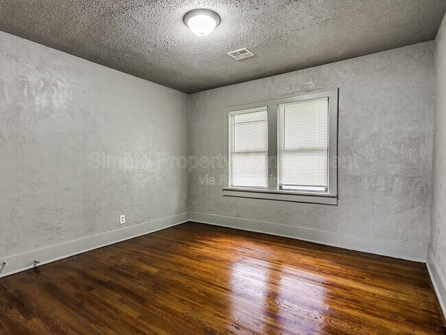 Building Photo - 2612 N Fonshill Ave