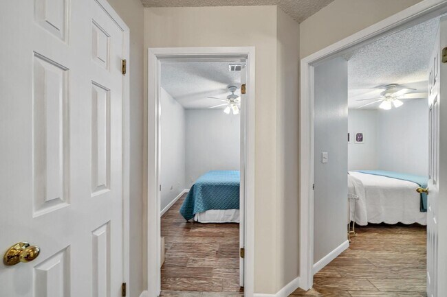 Building Photo - Updated 3 Bedroom in Central Location!