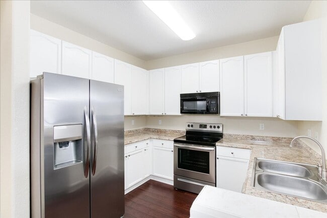 Building Photo - July 1st Move in! Top Floor 2 Bed / 2 Bath...