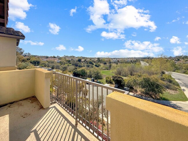 Building Photo - Great 4B/2.5BA Townhome in Santaluz!