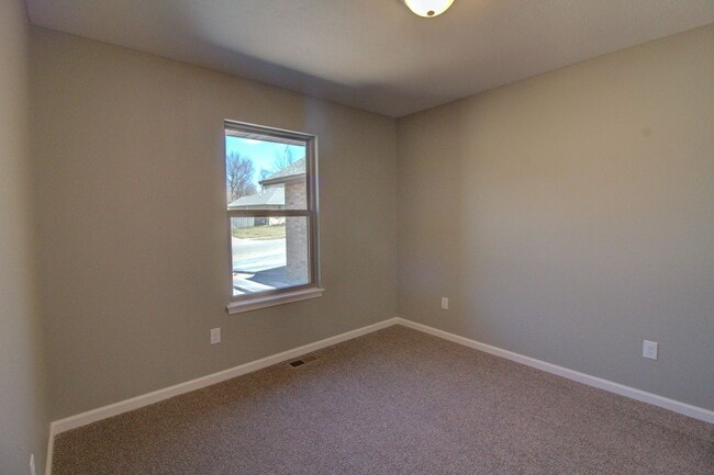 Building Photo - 3 Car Garage in Nixa!