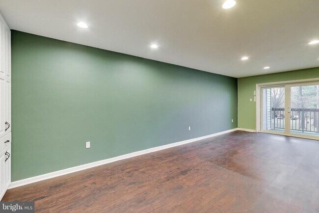 Building Photo - 7420 Lakeview Dr